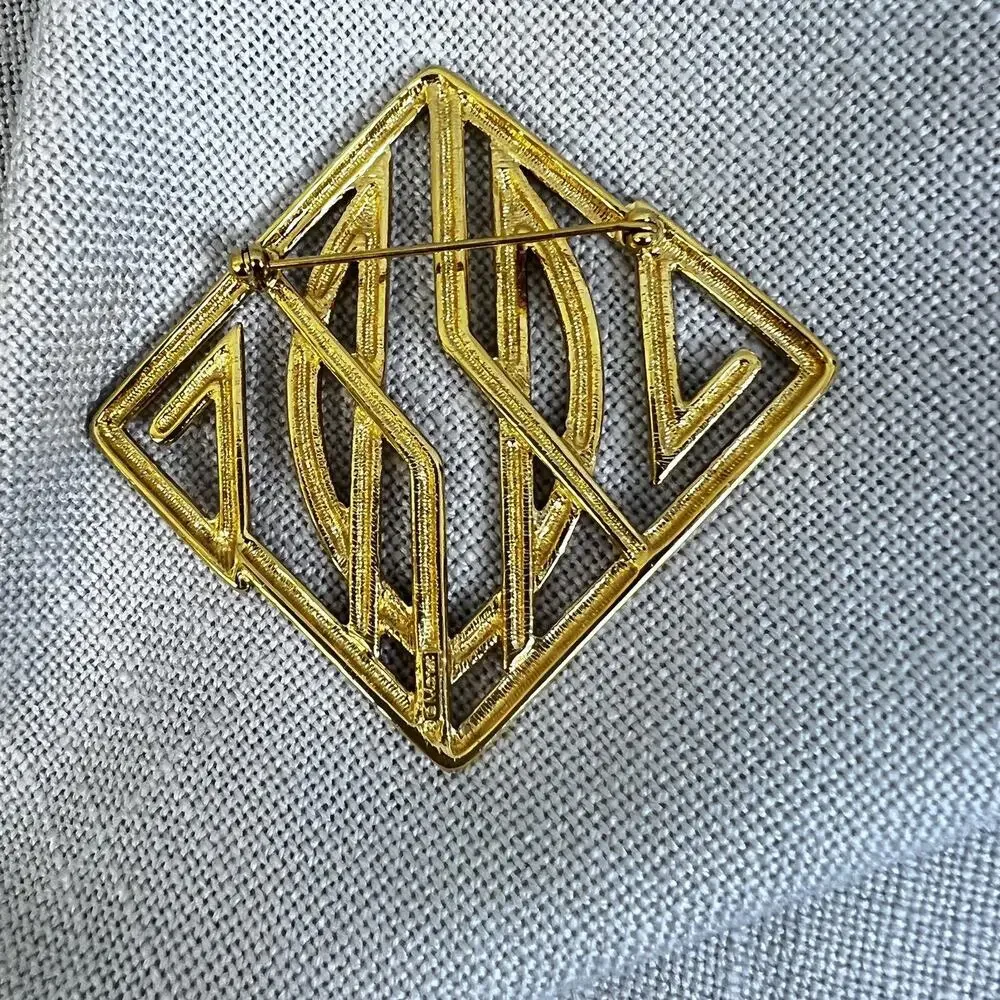 Modern Gold Brooch Lapel Pin Abstract Costume Jewelry Accessory Unisex Fashion